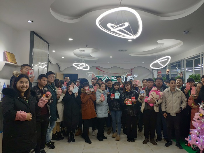平安夜&圣誕節(jié)，塔孜給小伙伴們“交換禮物、傳遞真情”